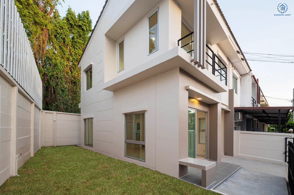 บ้านมือสอง โครงการ วิสต้าอเวนิว เพชรเกษม81 หลังมุม จาก SC Asset เนื้อที่กว้าง 31.7 ตร.ว. ฟังก์ชัน 3 ห้องนอน 2 ห้องน้ำ 1 ที่จอดรถ ราคาถูก และคุ้มค่าที่สุดในโครงการ! บนทำเลศักยภาพ เข้า-ออกหลายเส้นทาง อาทิ ถนนเพชรเกษม ถนนพุทธมณฑลสาย3 ใกล้รถไฟฟ้าสายสีน้ำเงิน(ส่วนต่อขยาย)